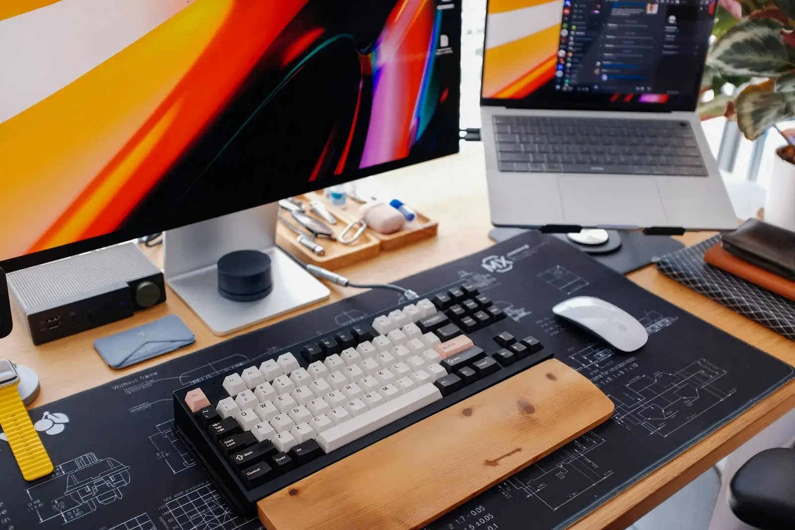 Poste de travail avec écran, clavier et souris